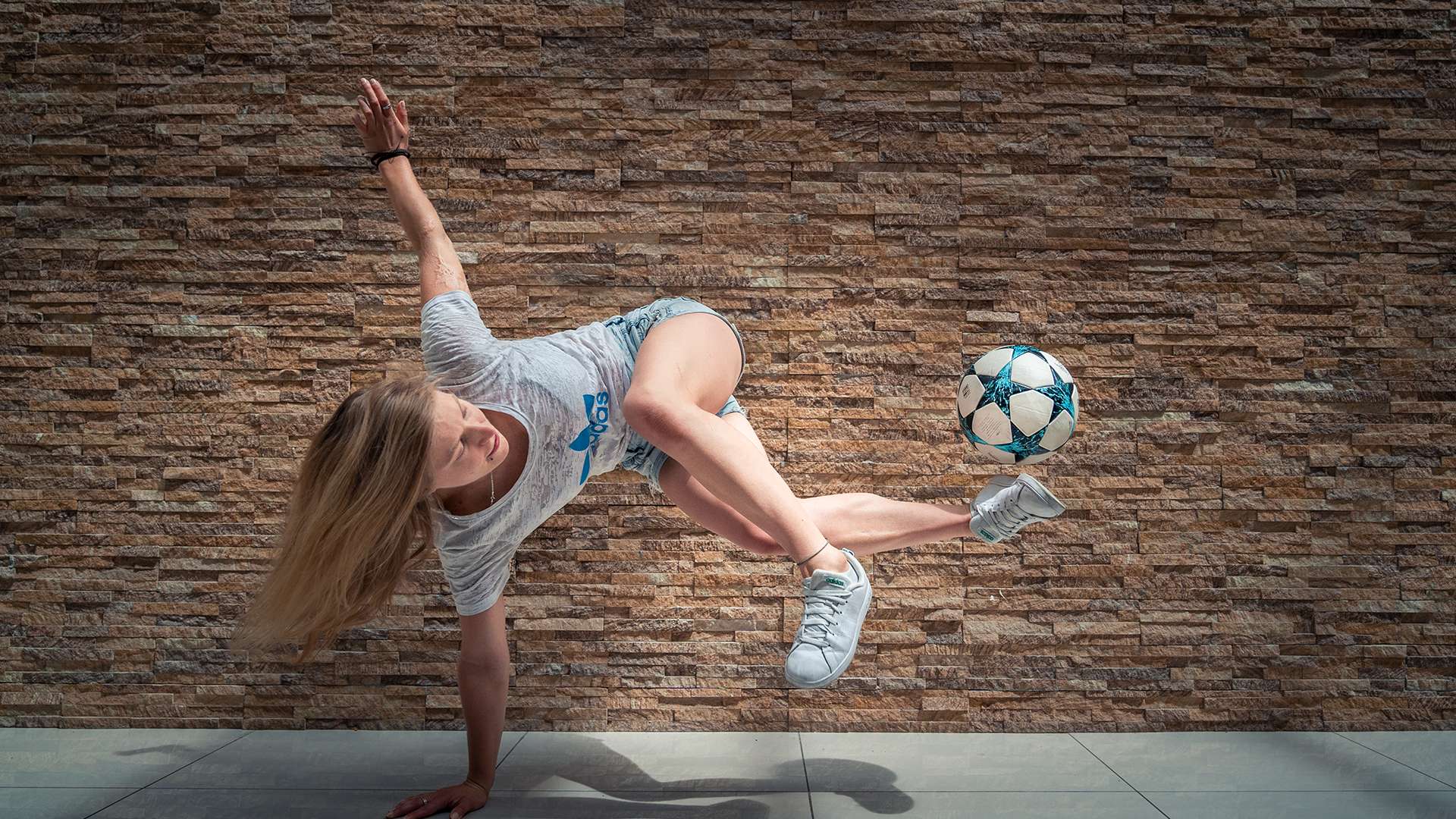 充满悬念和 充满悬念和